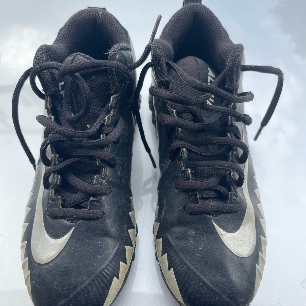 Nike Menace Shark a Football Cleat